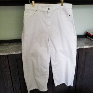 Uniqlo White Cropped Jeans Size: 32 Loose Fit